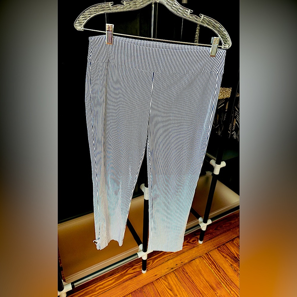 ATTYRE Capri Pants, 6 Petite, Navy and White, Easy Stretch Material.